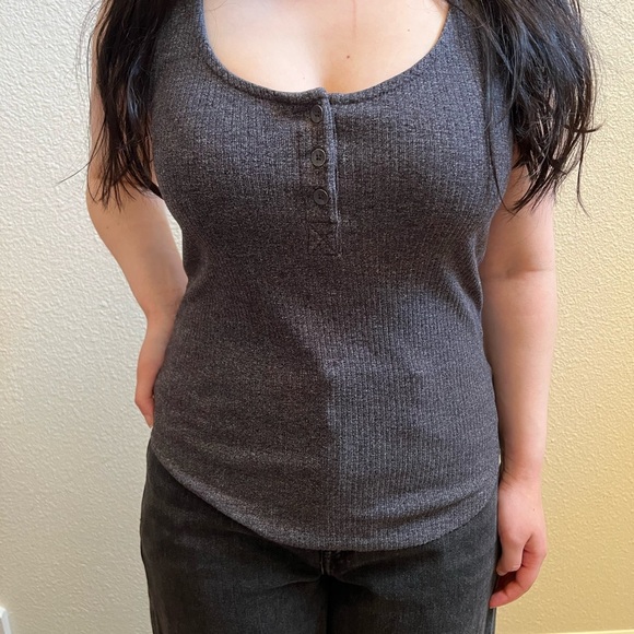 Gray Sleeveless Ribbed Top - Picture 2 of 4